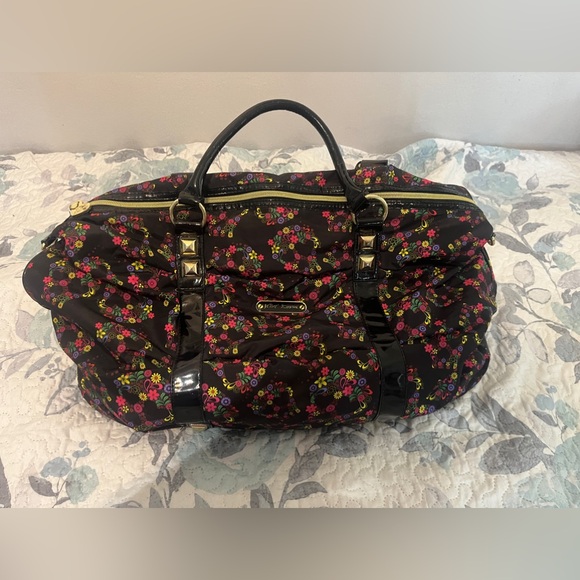 Extreamly Rare HTF Betsey Johnson Black and colorful floral skull studded duffle - Picture 6 of 14